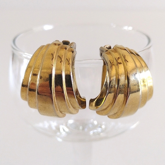 SOLD DO NOT PURCHASE Dior Signed Vintage Fan-Shaped Gold-Plated Clip Earrings - Picture 5 of 8